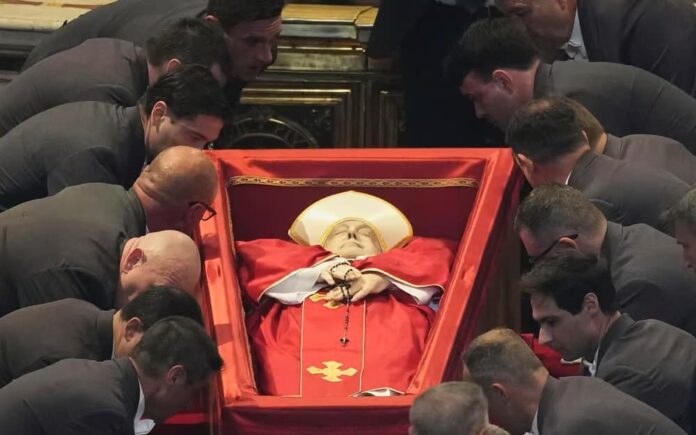 Vatican-Pope-7j43ng4c.jpg
