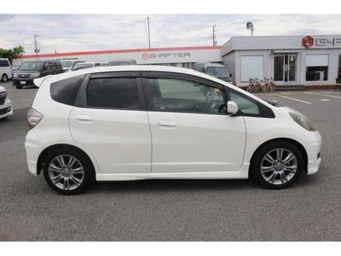 2011-HONDA-FIT-RS42.jpg